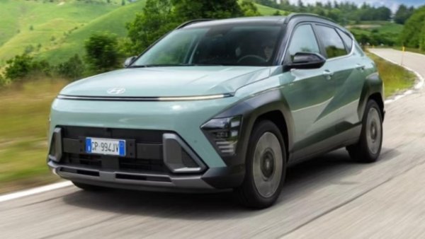 Има всякакви хибриди и електрически варианти на този модел. Размерите са еднакви обаче - дължината е равна на 4350 мм, с междуосие от 2660 mm, докато ширината е 1825 мм и височината достига до 1580 мм. Багажникът има товарен капацитет, който започва от 466 литра. Този B-SUV с модерен стил може да разчита и на богато оборудване с два 12,3-инчови дисплея.

По отношение на двигателите се препоръчва опцията 1.0 T-Gdi 48V с предно задвижване, оборудвана с трицилиндров бензинов двигател със 100 к.с. (73,6 kW) и 200 Nm въртящ момент (електрическият мотор гарантира максимална мощност от 17 к.с.). Разходът на гориво е около 5,445 - 5,891 л на 100 км. Не е много пъргав - от 0 до 100 km/h отнема 13.5 секунди, а максималната скорост е 169 км/ч.
Пълната хибридна версия 1.6 Gdi се задвижва от 1580-кубиков редови 4-цилиндров бензинов двигател със 129 к.с., комбиниран с 6Dct автоматична скоростна кутия. Максималната скорост е 165 км/ час с ускорение от 0 до 100 за 12 секунди. Комбинирания разход на гориво е около  4,5 &ndash; 4,8 л / 100 км .. Предлагат се четири нива на оборудване ( Xtech , Business , N Line и Excellence ).